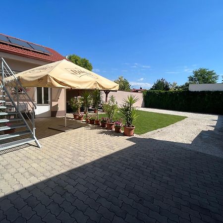 Sunny Apartman Štúrovo Exteriér fotografie