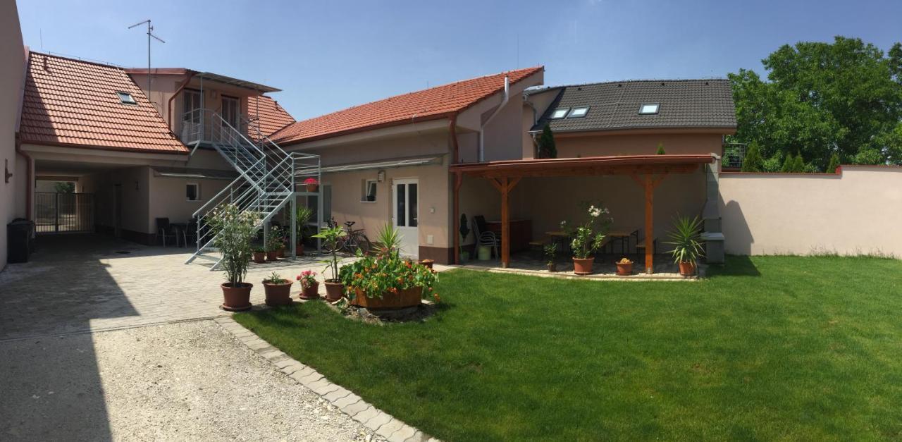 Sunny Apartman Štúrovo Exteriér fotografie